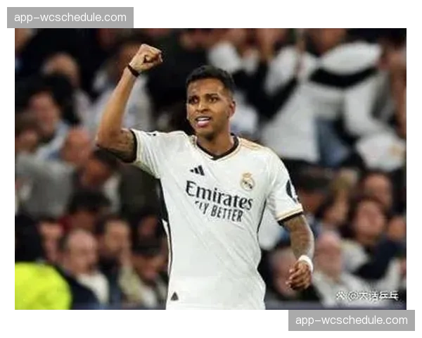 争议瞬间：VAR复核后取消皇马点球，认定罗德里戈在突破时先手球