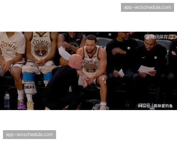 特写:库里命中生涯第3500记三分后,与格林在场边拥抱庆祝 特写:库里命中生涯第3500记三分后,与格林在场边拥抱庆祝
