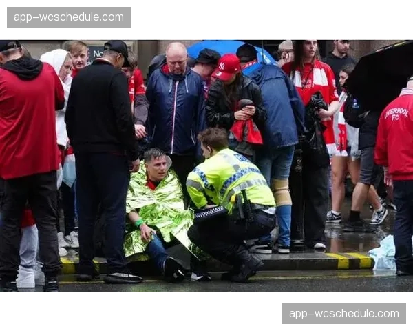 警方通报：已逮捕上轮向场内投掷烟火的多特蒙德极端球迷