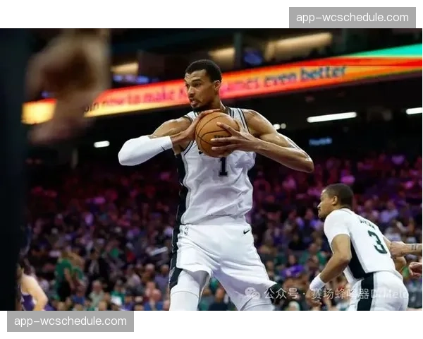 特写：赛后更衣室，马刺队文班亚马在冰敷膝盖，其为防守体系核心